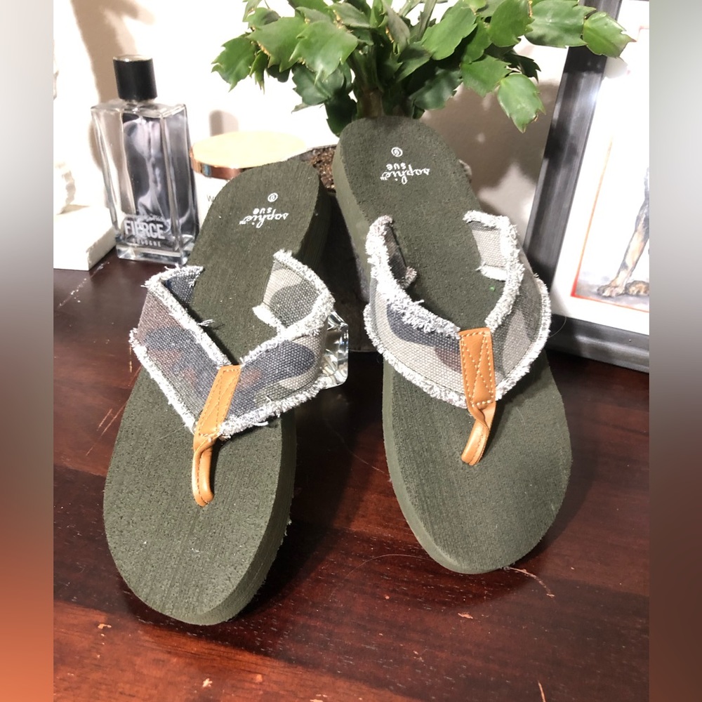 Canvas and leather camo flip flops
